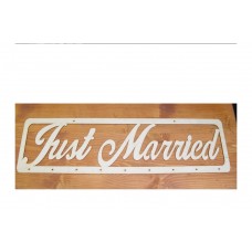 Natúr fa - "Just married" felirat lyukakkal 